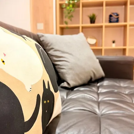 Charming 1br Getaway - Quiet & Well Connected Apartmán *