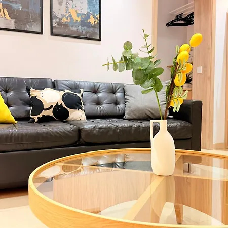 Charming 1br Getaway - Quiet & Well Connected Apartmán