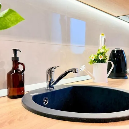 Charming 1br Getaway - Quiet & Well Connected Apartmán