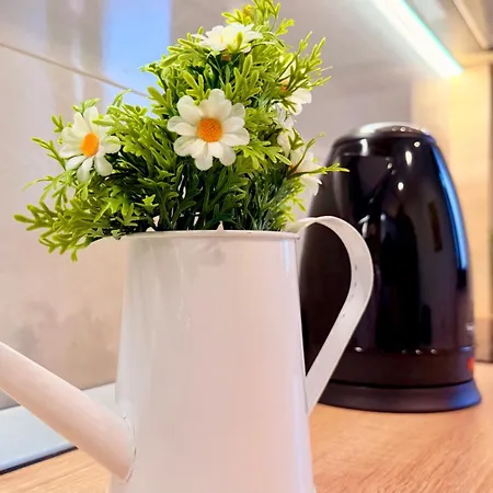 Charming 1br Getaway - Quiet & Well Connected Apartmán *
